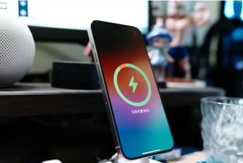 富源苹果15换屏服务分享用什么充电器给iPhone15充电更好 